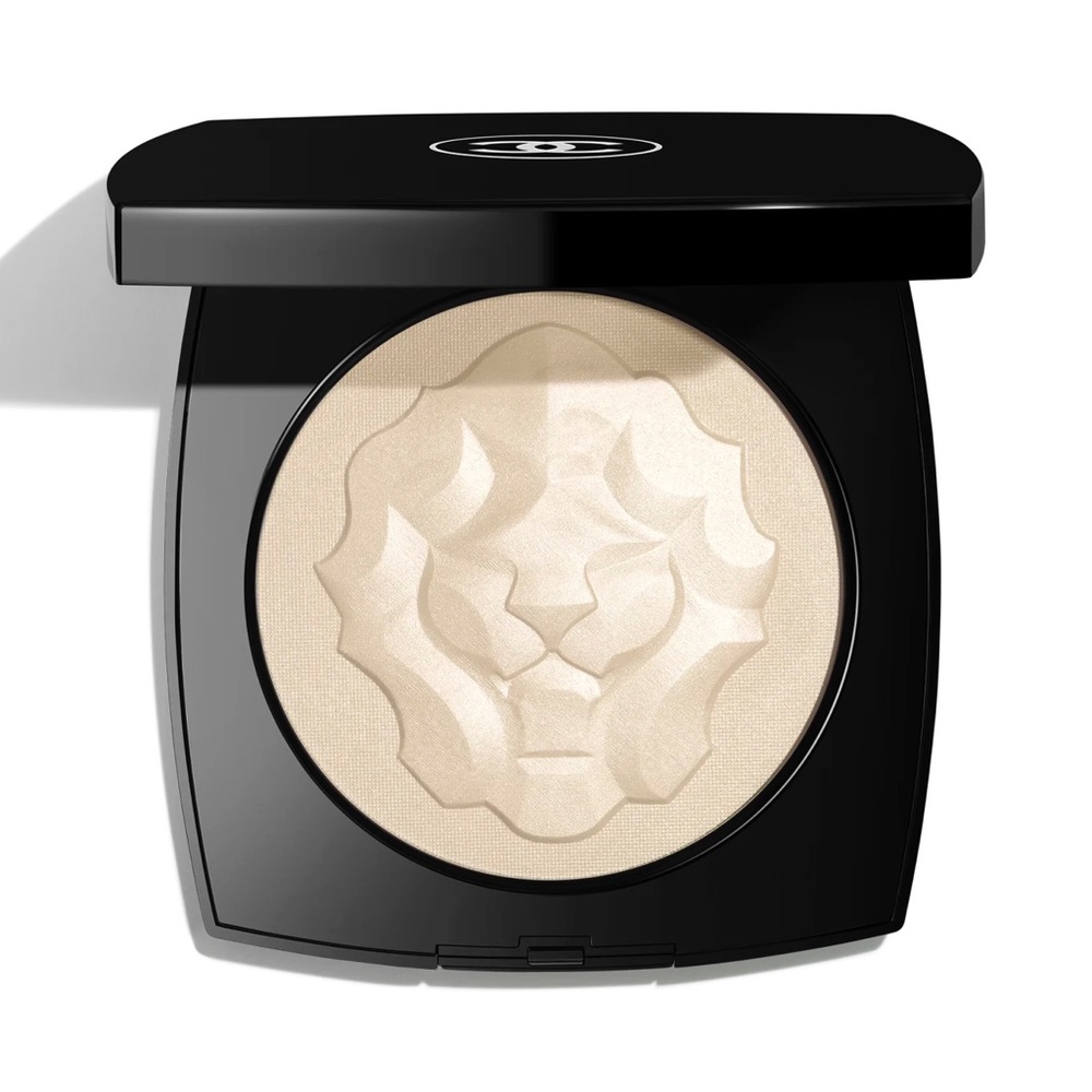 LES SYMBOLES DE CHANEL LE LION
Oversize Illuminating Powder in pearly white